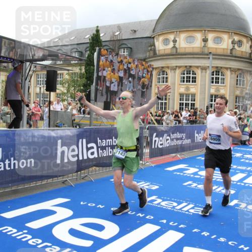 29.06.2025 - hella hamburg halbmarathon Michael Strokosch http://msf.ph/oto/8366303 29.06.2025 10:57:09 Ziel 1485, 4261, 4299, 11143, 13691, 14139, 14408, 14588, 15726, 16909, 17617, 18208, 18719, 19091 meine-sportfotos.de