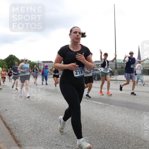 29.06.2025 - hella hamburg halbmarathon Lena Gebhardt http://msf.ph/oto/8366336 29.06.2025 10:48:36 Lombardsbrücke 2475, 909, 7532, 2197, 6693, 16669, 1793, 1142, 1157, 1167, 1584, 1645, 2037, 2195, 2418, 2437, 2438, 2475, 2627, 2650, 2716, 2756, 2792, 2909, 2958, 3224, 3320, 3504, 3661, 3679, 3933, 4588, 5010, 5585, 5781, 5952, 6143, 7062, 7203, 7532, 7947, 7948, 8461, 8521, 8719, 8760, 8948, 9552, 9775, 9787, 9921, 10059, 10145, 10204, 10366, 10524, 10654, 10656, 11364, 11365, 11742, 13814, 13845, 15715, 16498, 16499, 16701 meine-sportfotos.de