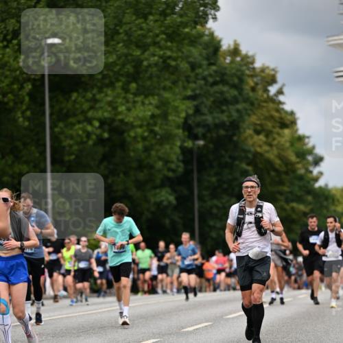 29.06.2025 - hella hamburg halbmarathon Dr. Thomas Lammeyer http://msf.ph/oto/8366337 29.06.2025 10:41:47 Kennedybrücke 1276, 1337, 1339, 1799, 1819, 2016, 2031, 2104, 2199, 2272, 2480, 2853, 4347, 4442, 4618, 4762, 5146, 5522, 5523, 5640, 5940, 6243, 6584, 6821, 6955, 7085, 7124, 7321, 7544, 8499, 8758, 8811, 8843, 8985, 9288, 10159, 10476, 10836, 10919 meine-sportfotos.de