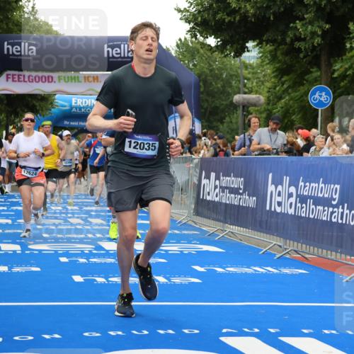 29.06.2025 - hella hamburg halbmarathon Strokosch-Dieckow http://msf.ph/oto/8366353 29.06.2025 10:50:24 Ziel 3414, 4127, 4247, 4933, 5447, 6795, 8153, 8899, 11455, 12035, 12624, 12949, 13609, 14034, 14626, 16000, 16242, 17319, 18394 meine-sportfotos.de