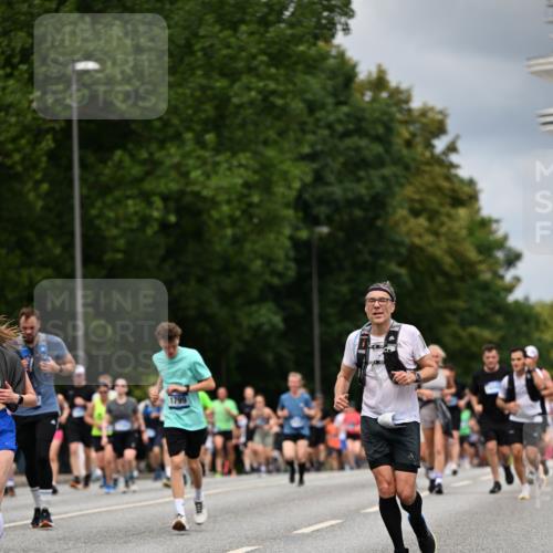 29.06.2025 - hella hamburg halbmarathon Dr. Thomas Lammeyer http://msf.ph/oto/8366433 29.06.2025 10:41:47 Kennedybrücke 1276, 1337, 1339, 1799, 1819, 2016, 2031, 2104, 2199, 2272, 2480, 2853, 4347, 4442, 4618, 4762, 5146, 5522, 5523, 5640, 5940, 6243, 6584, 6821, 6955, 7085, 7124, 7321, 7544, 8499, 8758, 8811, 8843, 8985, 9288, 10159, 10476, 10836, 10919 meine-sportfotos.de