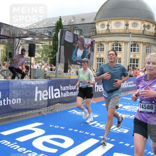 29.06.2025 - hella hamburg halbmarathon Michael Strokosch http://msf.ph/oto/8366450 29.06.2025 10:57:12 Ziel 1387, 1877, 4167, 4261, 9884, 11612, 13691, 13750, 14139, 14408, 14588, 15110, 15726, 16909, 17617, 18208, 19184 meine-sportfotos.de