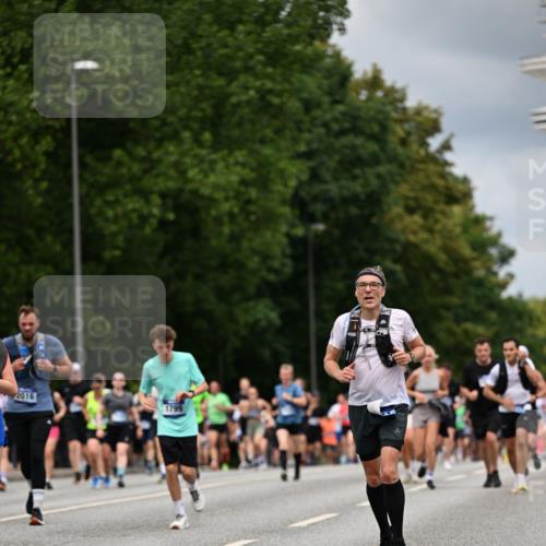 29.06.2025 - hella hamburg halbmarathon Dr. Thomas Lammeyer http://msf.ph/oto/8366467 29.06.2025 10:41:47 Kennedybrücke 1276, 1337, 1339, 1799, 1819, 2016, 2031, 2104, 2199, 2272, 2480, 2853, 4347, 4442, 4618, 4762, 5146, 5522, 5523, 5640, 5940, 6243, 6584, 6821, 6955, 7085, 7124, 7321, 7544, 8499, 8758, 8811, 8843, 8985, 9288, 10159, 10476, 10836, 10919 meine-sportfotos.de