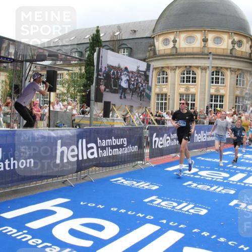 29.06.2025 - hella hamburg halbmarathon Michael Strokosch http://msf.ph/oto/8366537 29.06.2025 10:57:14 Ziel 1387, 1877, 4167, 4261, 4940, 9577, 9884, 11590, 11612, 13750, 14139, 14588, 15110, 15664, 15726, 17617, 17660, 17993, 18208, 19184 meine-sportfotos.de