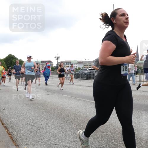 29.06.2025 - hella hamburg halbmarathon Lena Gebhardt http://msf.ph/oto/8366559 29.06.2025 10:48:36 Lombardsbrücke 2475, 54, 2909, 219, 17930, 1142, 1157, 1167, 1584, 1645, 2037, 2195, 2418, 2437, 2438, 2475, 2627, 2650, 2716, 2756, 2792, 2909, 2958, 3224, 3320, 3504, 3661, 3679, 3933, 4588, 5010, 5585, 5781, 5952, 6143, 7062, 7203, 7532, 7947, 7948, 8461, 8521, 8719, 8760, 8948, 9552, 9775, 9787, 9921, 10059, 10145, 10204, 10366, 10524, 10654, 10656, 11364, 11365, 11742, 13814, 13845, 15715, 16498, 16499, 16701 meine-sportfotos.de