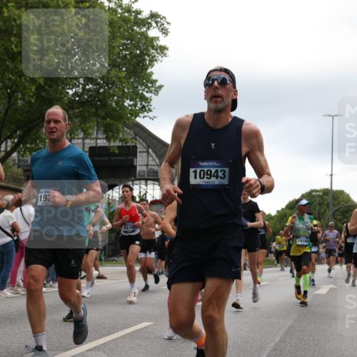 29.06.2025 - hella hamburg halbmarathon Yannick Fuchs http://msf.ph/oto/8366582 29.06.2025 10:53:24 20KM 2006, 2348, 2584, 2957, 2978, 3114, 3181, 3279, 3425, 3983, 4088, 4592, 4796, 5885, 6087, 6220, 6438, 7031, 7223, 7287, 10488, 10587, 10759, 10896, 10943, 11018, 11757, 11935, 11938, 12206, 12261, 12564, 12633, 12736, 12779, 12862, 13583, 13761, 14567, 14732, 14902, 14928, 14965, 15232, 15284, 15785, 16227, 16341, 16754, 16910, 16915, 16980, 17176, 17304, 17503, 17630, 18467, 18485, 18716, 18855, 19015, 19160 meine-sportfotos.de