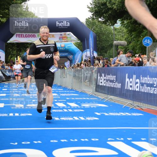 29.06.2025 - hella hamburg halbmarathon Strokosch-Dieckow http://msf.ph/oto/8366583 29.06.2025 10:50:20 Ziel 4127, 4247, 4933, 6795, 7930, 7932, 8899, 8921, 11455, 12035, 12624, 12949, 13609, 13690, 14034, 15620, 16000, 16242, 18394, 18499, 18811, 19040 meine-sportfotos.de