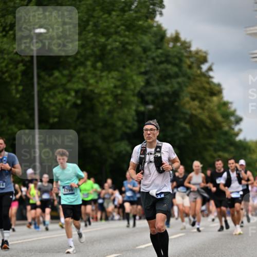 29.06.2025 - hella hamburg halbmarathon Dr. Thomas Lammeyer http://msf.ph/oto/8366594 29.06.2025 10:41:48 Kennedybrücke 1276, 1337, 1339, 1799, 1819, 2016, 2031, 2104, 2199, 2272, 2480, 2853, 4347, 4442, 4618, 4762, 5146, 5522, 5523, 5640, 5940, 6243, 6584, 6821, 6955, 7085, 7124, 7321, 7544, 8499, 8758, 8811, 8843, 8985, 9288, 9894, 10159, 10476, 10506, 10836, 10919 meine-sportfotos.de