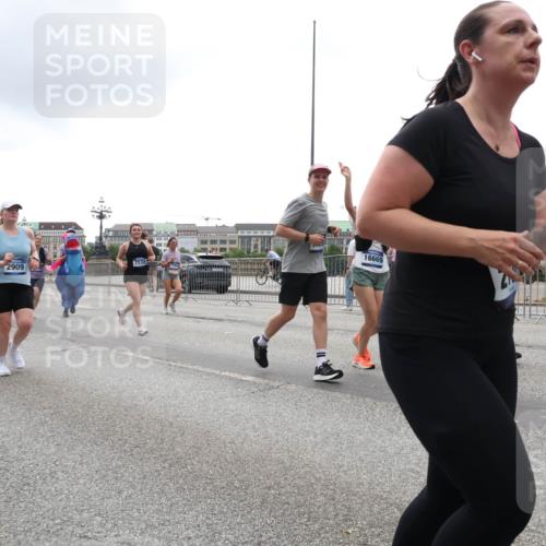 29.06.2025 - hella hamburg halbmarathon Lena Gebhardt http://msf.ph/oto/8366624 29.06.2025 10:48:37 Lombardsbrücke 2475, 16935, 16669, 7532, 2909, 1142, 1157, 1167, 1584, 1645, 2037, 2195, 2418, 2437, 2438, 2475, 2627, 2650, 2716, 2756, 2792, 2909, 2958, 3215, 3224, 3320, 3504, 3661, 3679, 3933, 4588, 5010, 5585, 5781, 5952, 6143, 6437, 7062, 7203, 7532, 7947, 7948, 8461, 8521, 8719, 8760, 8948, 9552, 9775, 9787, 9921, 10059, 10145, 10204, 10366, 10524, 10654, 10656, 11364, 11365, 11742, 13814, 13845, 15715, 16498, 16499, 16701 meine-sportfotos.de