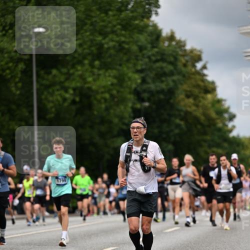29.06.2025 - hella hamburg halbmarathon Dr. Thomas Lammeyer http://msf.ph/oto/8366644 29.06.2025 10:41:48 Kennedybrücke 1276, 1337, 1339, 1799, 1819, 2016, 2031, 2104, 2199, 2272, 2480, 2853, 4347, 4442, 4618, 4762, 5146, 5522, 5523, 5640, 5940, 6243, 6584, 6821, 6955, 7085, 7124, 7321, 7544, 8499, 8758, 8811, 8843, 8985, 9288, 9894, 10159, 10476, 10506, 10836, 10919 meine-sportfotos.de