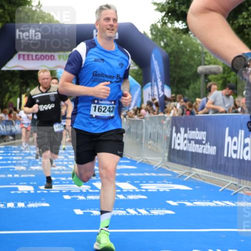 29.06.2025 - hella hamburg halbmarathon Strokosch-Dieckow http://msf.ph/oto/8366650 29.06.2025 10:50:19 Ziel 4247, 4933, 6795, 7930, 7932, 8899, 8921, 10371, 12035, 12624, 12949, 13609, 13690, 14034, 15620, 16000, 16242, 18394, 18499, 18811, 19040 meine-sportfotos.de