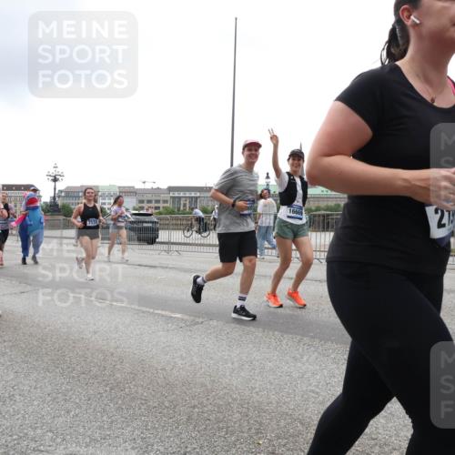 29.06.2025 - hella hamburg halbmarathon Lena Gebhardt http://msf.ph/oto/8366703 29.06.2025 10:48:37 Lombardsbrücke 16669, 16935, 2909, 7532, 27, 1142, 1157, 1167, 1584, 1645, 2037, 2195, 2418, 2437, 2438, 2475, 2627, 2650, 2716, 2756, 2792, 2909, 2958, 3215, 3224, 3320, 3504, 3661, 3679, 3933, 4588, 5010, 5585, 5781, 5952, 6143, 6437, 7062, 7203, 7532, 7947, 7948, 8461, 8521, 8719, 8760, 8948, 9552, 9775, 9787, 9921, 10059, 10145, 10204, 10366, 10524, 10654, 10656, 11364, 11365, 11742, 13814, 13845, 15715, 16498, 16499, 16701 meine-sportfotos.de