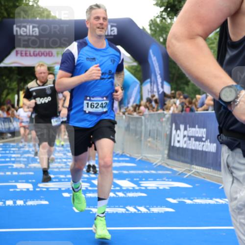 29.06.2025 - hella hamburg halbmarathon Strokosch-Dieckow http://msf.ph/oto/8366704 29.06.2025 10:50:19 Ziel 4247, 4933, 6795, 7930, 7932, 8899, 8921, 10371, 12035, 12624, 12949, 13609, 13690, 14034, 15620, 16000, 16242, 18394, 18499, 18811, 19040 meine-sportfotos.de