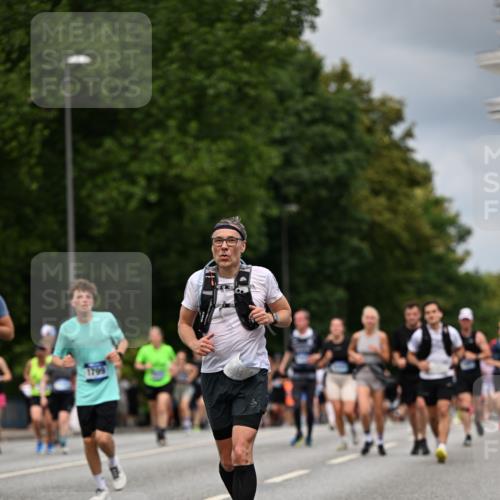 29.06.2025 - hella hamburg halbmarathon Dr. Thomas Lammeyer http://msf.ph/oto/8366712 29.06.2025 10:41:49 Kennedybrücke 1337, 1339, 1799, 1819, 2016, 2031, 2104, 2272, 2480, 2853, 4347, 4442, 4618, 4762, 5146, 5522, 5523, 5640, 5940, 6243, 6584, 6821, 6955, 7085, 7124, 7321, 7544, 8499, 8758, 8811, 8843, 8985, 9288, 9894, 10159, 10476, 10506, 10836, 10919 meine-sportfotos.de