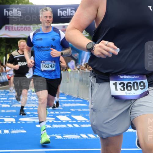 29.06.2025 - hella hamburg halbmarathon Strokosch-Dieckow http://msf.ph/oto/8366801 29.06.2025 10:50:19 Ziel 4247, 4933, 6795, 7930, 7932, 8899, 8921, 10371, 12035, 12624, 12949, 13609, 13690, 14034, 15620, 16000, 16242, 18394, 18499, 18811, 19040 meine-sportfotos.de