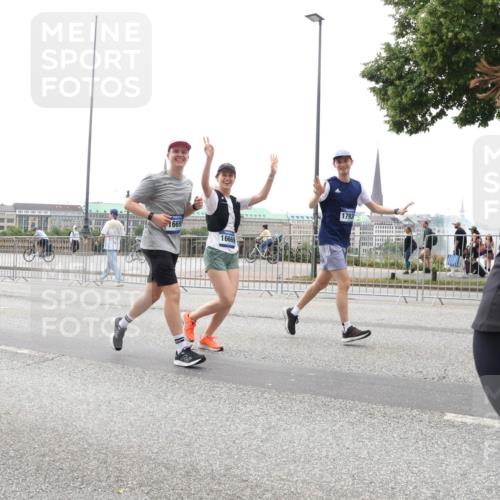 29.06.2025 - hella hamburg halbmarathon Lena Gebhardt http://msf.ph/oto/8366834 29.06.2025 10:48:37 Lombardsbrücke 1669, 16669, 1793, 1142, 1157, 1167, 1584, 1645, 2037, 2195, 2418, 2437, 2438, 2475, 2627, 2650, 2716, 2756, 2792, 2909, 2958, 3215, 3224, 3320, 3504, 3661, 3679, 3933, 4588, 5010, 5585, 5781, 5952, 6143, 6437, 7062, 7203, 7532, 7947, 7948, 8461, 8521, 8719, 8760, 8948, 9552, 9775, 9787, 9921, 10059, 10145, 10204, 10366, 10524, 10654, 10656, 11364, 11365, 11742, 13814, 13845, 15715, 16498, 16499, 16701 meine-sportfotos.de