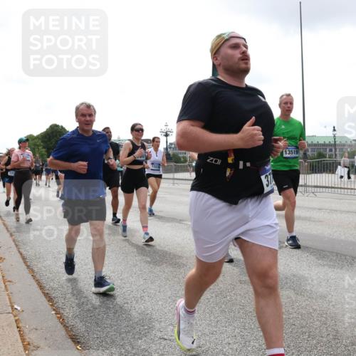 29.06.2025 - hella hamburg halbmarathon Lena Gebhardt http://msf.ph/oto/8366849 29.06.2025 10:39:30 Lombardsbrücke 335, 15538, 37, 13519, 1760, 1856, 1883, 2092, 2571, 2574, 2578, 2843, 2893, 2976, 2998, 3046, 3275, 3353, 3727, 3745, 4298, 4410, 4523, 4603, 4609, 4659, 4752, 4855, 4882, 5045, 5701, 6112, 6321, 6342, 6343, 6427, 6428, 6611, 6719, 6726, 6739, 6748, 7053, 7125, 7199, 7341, 7429, 7501, 7506, 7524, 7589, 7684, 7815, 8203, 8243, 8457, 8995, 9393, 9420, 9446, 9569, 9698, 9747, 9777, 9974, 9977, 10001, 10072, 10315, 10441, 10512, 10516 meine-sportfotos.de