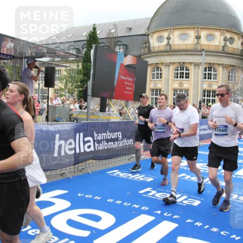 29.06.2025 - hella hamburg halbmarathon Michael Strokosch http://msf.ph/oto/8366856 29.06.2025 10:57:19 Ziel 1387, 1877, 2417, 2676, 4167, 4940, 8585, 9450, 9577, 9884, 9934, 10383, 11590, 11612, 12014, 12590, 13750, 15110, 15229, 15664, 16625, 17660, 17779, 17848, 17993, 19184 meine-sportfotos.de