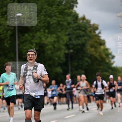 29.06.2025 - hella hamburg halbmarathon Dr. Thomas Lammeyer http://msf.ph/oto/8366912 29.06.2025 10:41:50 Kennedybrücke 1337, 1339, 1475, 1799, 1819, 2016, 2031, 2104, 2272, 2480, 2853, 4347, 4442, 4618, 4762, 5522, 5523, 5640, 5940, 6243, 6821, 6955, 7085, 7124, 7321, 7544, 8499, 8758, 8811, 8843, 8985, 9288, 9894, 10159, 10506, 10836, 10919 meine-sportfotos.de