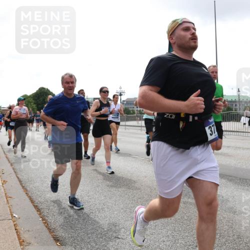 29.06.2025 - hella hamburg halbmarathon Lena Gebhardt http://msf.ph/oto/8366925 29.06.2025 10:39:30 Lombardsbrücke 11201, 1553, 37, 1411, 1760, 1856, 1883, 2092, 2571, 2574, 2578, 2843, 2893, 2976, 2998, 3046, 3275, 3353, 3727, 3745, 4298, 4410, 4523, 4603, 4609, 4659, 4752, 4855, 4882, 5045, 5701, 6112, 6321, 6342, 6343, 6427, 6428, 6611, 6719, 6726, 6739, 6748, 7053, 7125, 7199, 7341, 7429, 7501, 7506, 7524, 7589, 7684, 7815, 8203, 8243, 8457, 8995, 9393, 9420, 9446, 9569, 9698, 9747, 9777, 9974, 9977, 10001, 10072, 10315, 10441, 10512, 10516 meine-sportfotos.de