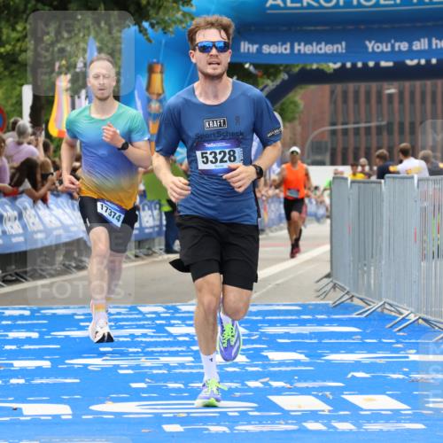 29.06.2025 - hella hamburg halbmarathon Strokosch-Dieckow http://msf.ph/oto/8366929 29.06.2025 10:28:26 Ziel 5328, 12529, 14140, 16711, 17374 meine-sportfotos.de