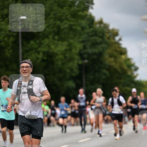 29.06.2025 - hella hamburg halbmarathon Dr. Thomas Lammeyer http://msf.ph/oto/8366930 29.06.2025 10:41:50 Kennedybrücke 1337, 1339, 1475, 1799, 1819, 2016, 2031, 2104, 2272, 2480, 2853, 4347, 4442, 4618, 4762, 5522, 5523, 5640, 5940, 6243, 6821, 6955, 7085, 7124, 7321, 7544, 8499, 8758, 8811, 8843, 8985, 9288, 9894, 10159, 10506, 10836, 10919 meine-sportfotos.de