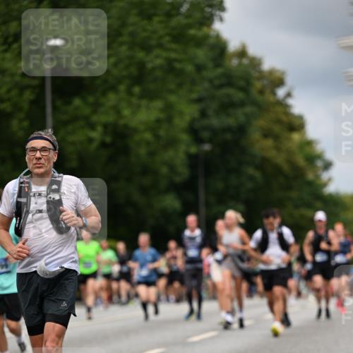 29.06.2025 - hella hamburg halbmarathon Dr. Thomas Lammeyer http://msf.ph/oto/8366936 29.06.2025 10:41:50 Kennedybrücke 1337, 1339, 1475, 1799, 1819, 2016, 2031, 2104, 2272, 2480, 2853, 4347, 4442, 4618, 4762, 5522, 5523, 5640, 5940, 6243, 6821, 6955, 7085, 7124, 7321, 7544, 8499, 8758, 8811, 8843, 8985, 9288, 9894, 10159, 10506, 10836, 10919 meine-sportfotos.de