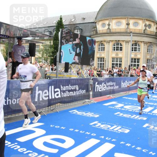 29.06.2025 - hella hamburg halbmarathon Michael Strokosch http://msf.ph/oto/8366992 29.06.2025 10:57:20 Ziel 1387, 1877, 2417, 2676, 4167, 4940, 8585, 9450, 9577, 9884, 9934, 10383, 11590, 11612, 12014, 12590, 13664, 13750, 15110, 15229, 15664, 16625, 17660, 17779, 17848, 17993, 19184 meine-sportfotos.de
