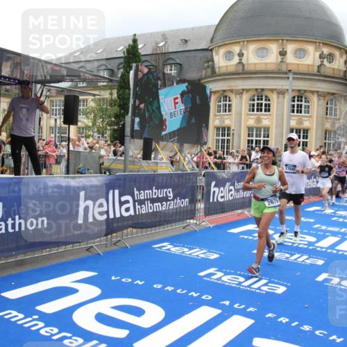 29.06.2025 - hella hamburg halbmarathon Michael Strokosch http://msf.ph/oto/8367029 29.06.2025 10:57:21 Ziel 1877, 2417, 2676, 4940, 5926, 6272, 8585, 9450, 9577, 9934, 10383, 11590, 12014, 12590, 13664, 13750, 15110, 15229, 15664, 16625, 17660, 17779, 17848, 17993, 19184 meine-sportfotos.de