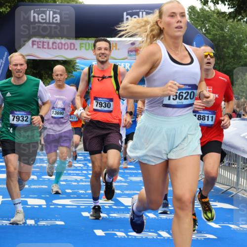 29.06.2025 - hella hamburg halbmarathon Strokosch-Dieckow http://msf.ph/oto/8367047 29.06.2025 10:50:14 Ziel 1119, 3296, 4933, 7176, 7930, 7932, 8313, 8921, 10371, 11607, 12235, 12949, 13282, 13609, 13690, 14034, 15620, 16000, 16242, 18499, 18811, 19040 meine-sportfotos.de
