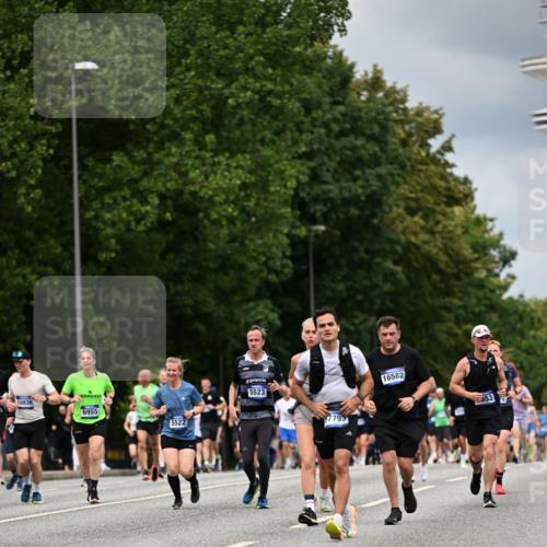 29.06.2025 - hella hamburg halbmarathon Dr. Thomas Lammeyer http://msf.ph/oto/8367134 29.06.2025 10:41:52 Kennedybrücke 1337, 1339, 1475, 1799, 1819, 2016, 2031, 2480, 2853, 4347, 4442, 4618, 4762, 5139, 5522, 5523, 5640, 6243, 6821, 6955, 7085, 7124, 7321, 7544, 8499, 8811, 8843, 8985, 9288, 9894, 10159, 10506, 10836, 10919 meine-sportfotos.de