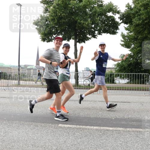 29.06.2025 - hella hamburg halbmarathon Lena Gebhardt http://msf.ph/oto/8367136 29.06.2025 10:48:38 Lombardsbrücke 166, 166, 1793, 1142, 1157, 1167, 1584, 1645, 2037, 2195, 2418, 2437, 2438, 2475, 2627, 2716, 2756, 2792, 2909, 2958, 3215, 3224, 3320, 3504, 3661, 3679, 3933, 4588, 5010, 5585, 5781, 5952, 6143, 6437, 7062, 7203, 7532, 7947, 7948, 8461, 8719, 8760, 8948, 9552, 9775, 9787, 9921, 10059, 10145, 10204, 10366, 10524, 10654, 10656, 11364, 11365, 11742, 13814, 13845, 15715, 16498, 16499, 16701 meine-sportfotos.de