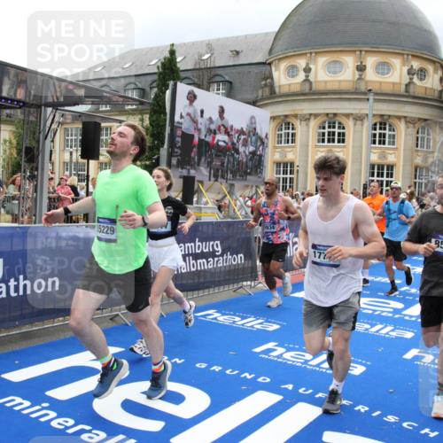 29.06.2025 - hella hamburg halbmarathon Michael Strokosch http://msf.ph/oto/8367137 29.06.2025 10:57:23 Ziel 2417, 2676, 5926, 6272, 8585, 9450, 9577, 9934, 10383, 11590, 12014, 12590, 13664, 15229, 16625, 16830, 17160, 17779, 17848 meine-sportfotos.de