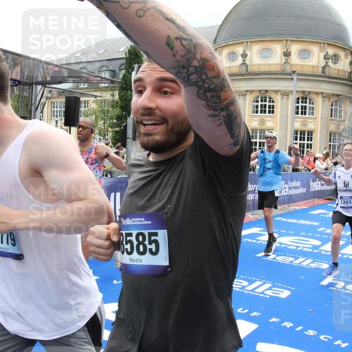29.06.2025 - hella hamburg halbmarathon Michael Strokosch http://msf.ph/oto/8367189 29.06.2025 10:57:24 Ziel 2417, 2676, 5926, 6272, 8585, 9450, 9727, 9934, 10383, 12014, 12590, 13664, 15229, 16625, 16830, 17160, 17779, 17848 meine-sportfotos.de