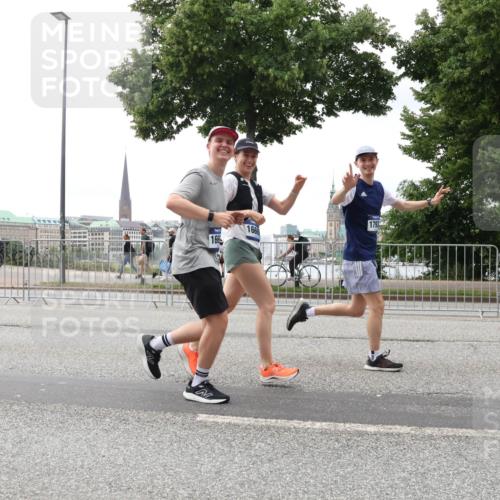29.06.2025 - hella hamburg halbmarathon Lena Gebhardt http://msf.ph/oto/8367207 29.06.2025 10:48:38 Lombardsbrücke 166, 166, 1142, 1157, 1167, 1584, 1645, 2037, 2195, 2418, 2437, 2438, 2475, 2627, 2716, 2756, 2792, 2909, 2958, 3215, 3224, 3320, 3504, 3661, 3679, 3933, 4588, 5010, 5585, 5781, 5952, 6143, 6437, 7062, 7203, 7532, 7947, 7948, 8461, 8719, 8760, 8948, 9552, 9775, 9787, 9921, 10059, 10145, 10204, 10366, 10524, 10654, 10656, 11364, 11365, 11742, 13814, 13845, 15715, 16498, 16499, 16701 meine-sportfotos.de