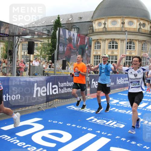 29.06.2025 - hella hamburg halbmarathon Michael Strokosch http://msf.ph/oto/8367212 29.06.2025 10:57:24 Ziel 2417, 2676, 5926, 6272, 8585, 9450, 9727, 9934, 10383, 12014, 12590, 13664, 15229, 16625, 16830, 17160, 17779, 17848 meine-sportfotos.de