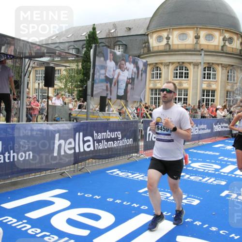 29.06.2025 - hella hamburg halbmarathon Michael Strokosch http://msf.ph/oto/8367291 29.06.2025 10:57:26 Ziel 2417, 5926, 6272, 6281, 6302, 9450, 9727, 9934, 12014, 12590, 13394, 13664, 15695, 16625, 16830, 17160, 17779, 17828 meine-sportfotos.de