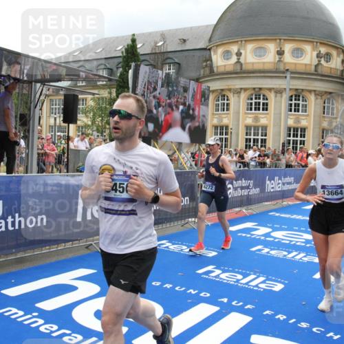 29.06.2025 - hella hamburg halbmarathon Michael Strokosch http://msf.ph/oto/8367305 29.06.2025 10:57:26 Ziel 2417, 5926, 6272, 6281, 6302, 9450, 9727, 9934, 12014, 12590, 13394, 13664, 15695, 16625, 16830, 17160, 17779, 17828 meine-sportfotos.de
