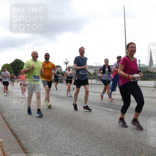 29.06.2025 - hella hamburg halbmarathon Lena Gebhardt http://msf.ph/oto/8367431 29.06.2025 10:48:39 Lombardsbrücke 15489, 2475, 16935, 16498, 1142, 1157, 1167, 1584, 1645, 2037, 2195, 2418, 2437, 2438, 2475, 2627, 2716, 2756, 2792, 2909, 3215, 3224, 3320, 3504, 3661, 3679, 3933, 4588, 5010, 5479, 5480, 5585, 5781, 5952, 6015, 6143, 6437, 7062, 7203, 7532, 7947, 7948, 8461, 8719, 8760, 8948, 9552, 9775, 9787, 9921, 10059, 10145, 10204, 10366, 10524, 10654, 10656, 11364, 11365, 13814, 13845, 15715, 16498, 16499, 16701 meine-sportfotos.de