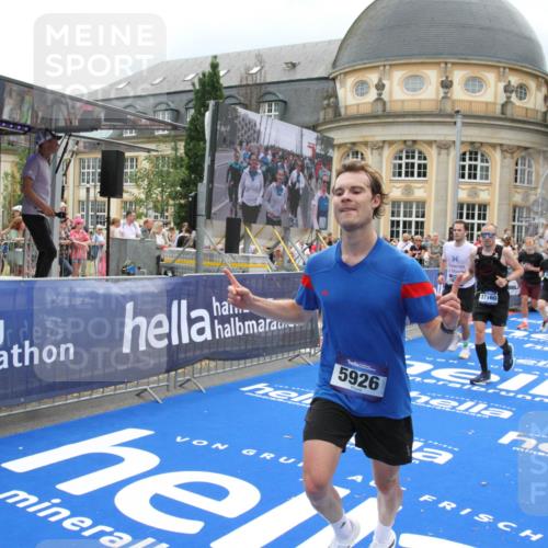 29.06.2025 - hella hamburg halbmarathon Michael Strokosch http://msf.ph/oto/8367469 29.06.2025 10:57:28 Ziel 3435, 5926, 6272, 6281, 6302, 8393, 9450, 9727, 12144, 12590, 13394, 13664, 15695, 16093, 16830, 17160, 17758, 17828 meine-sportfotos.de