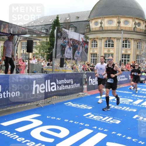 29.06.2025 - hella hamburg halbmarathon Michael Strokosch http://msf.ph/oto/8367481 29.06.2025 10:57:29 Ziel 3435, 5926, 6272, 6281, 6302, 8393, 9727, 12144, 13394, 13664, 15695, 16093, 16830, 17160, 17758, 17828 meine-sportfotos.de