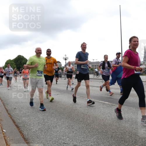 29.06.2025 - hella hamburg halbmarathon Lena Gebhardt http://msf.ph/oto/8367487 29.06.2025 10:48:39 Lombardsbrücke 15489, 2475, 16935, 13814, 16498, 1142, 1157, 1167, 1584, 1645, 2037, 2195, 2418, 2437, 2438, 2475, 2627, 2716, 2756, 2792, 2909, 3215, 3224, 3320, 3504, 3661, 3679, 3933, 4588, 5010, 5479, 5480, 5585, 5781, 5952, 6015, 6143, 6437, 7062, 7203, 7532, 7947, 7948, 8461, 8719, 8760, 8948, 9552, 9775, 9787, 9921, 10059, 10145, 10204, 10366, 10524, 10654, 10656, 11364, 11365, 13814, 13845, 15715, 16498, 16499, 16701 meine-sportfotos.de