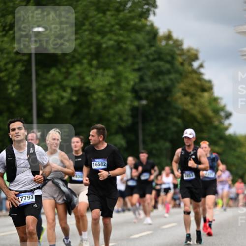29.06.2025 - hella hamburg halbmarathon Dr. Thomas Lammeyer http://msf.ph/oto/8367517 29.06.2025 10:41:55 Kennedybrücke 1337, 1475, 1799, 1985, 2016, 2031, 2480, 2853, 4442, 4762, 5139, 5522, 5523, 5640, 6697, 6955, 7085, 7124, 7321, 7544, 8499, 8811, 8843, 8985, 9288, 9894, 10159, 10506, 10836 meine-sportfotos.de