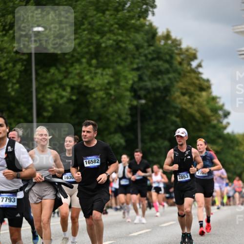 29.06.2025 - hella hamburg halbmarathon Dr. Thomas Lammeyer http://msf.ph/oto/8367530 29.06.2025 10:41:55 Kennedybrücke 1337, 1475, 1799, 1985, 2016, 2031, 2480, 2853, 4442, 4762, 5139, 5522, 5523, 5640, 6697, 6955, 7085, 7124, 7321, 7544, 8499, 8811, 8843, 8985, 9288, 9894, 10159, 10506, 10836 meine-sportfotos.de