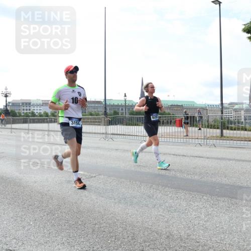29.06.2025 - hella hamburg halbmarathon Lena Gebhardt http://msf.ph/oto/8367592 29.06.2025 10:14:37 Lombardsbrücke 8, 3834, 10, 3154, 6287, 1071, 1406, 1728, 2046, 2494, 2601, 2690, 2990, 3020, 3025, 3154, 3454, 3691, 3756, 3834, 3939, 4032, 5191, 5608, 5670, 5981, 6028, 6083, 6089, 6366, 6935, 7195, 7209, 7442, 7802, 7840, 7991, 8001, 8055, 8147, 8409, 8755, 8892, 9173, 9556, 9663, 9709, 9845, 10224, 10391, 10610, 10963, 12467, 12938, 13237, 13285, 14488, 16126 meine-sportfotos.de
