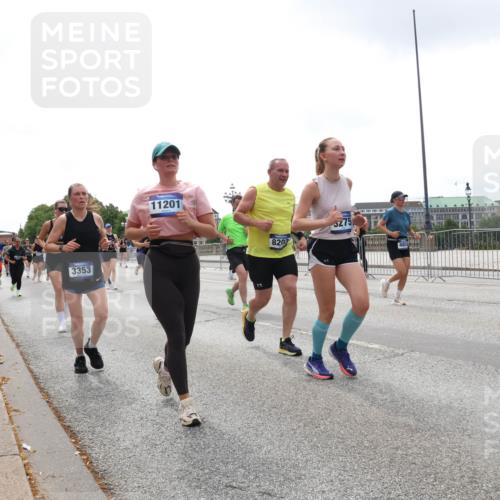 29.06.2025 - hella hamburg halbmarathon Lena Gebhardt http://msf.ph/oto/8367647 29.06.2025 10:39:33 Lombardsbrücke 3353, 11201, 8203, 5275, 1760, 1856, 1883, 2092, 2313, 2571, 2574, 2578, 2843, 2893, 2976, 2998, 3046, 3275, 3353, 3727, 4298, 4523, 4603, 4609, 4659, 4752, 4855, 4882, 5045, 5701, 6321, 6342, 6343, 6427, 6428, 6611, 6719, 6726, 6739, 6748, 7053, 7125, 7199, 7341, 7429, 7501, 7506, 7524, 7589, 7684, 7815, 8203, 8243, 8457, 8995, 9393, 9420, 9446, 9569, 9698, 9747, 9777, 10001, 10315, 10441, 10512, 10516 meine-sportfotos.de