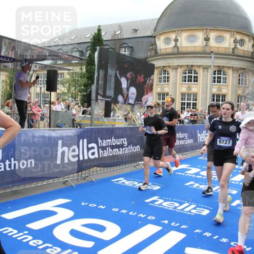 29.06.2025 - hella hamburg halbmarathon Michael Strokosch http://msf.ph/oto/8367652 29.06.2025 10:57:30 Ziel 3435, 5926, 6272, 6281, 6302, 8393, 9727, 12144, 13245, 13394, 15695, 16093, 16830, 17160, 17758, 17828 meine-sportfotos.de