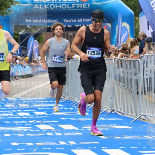 29.06.2025 - hella hamburg halbmarathon Strokosch-Dieckow http://msf.ph/oto/8367783 29.06.2025 10:28:20 Ziel 3075, 5328, 7389, 12529, 14140, 16711 meine-sportfotos.de