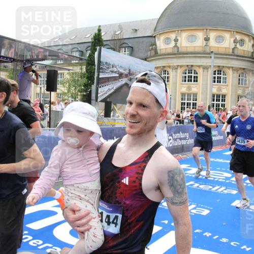 29.06.2025 - hella hamburg halbmarathon Michael Strokosch http://msf.ph/oto/8367806 29.06.2025 10:57:32 Ziel 2236, 3435, 4502, 5015, 5134, 5728, 6281, 6302, 8393, 9727, 12144, 13245, 13394, 15695, 16093, 16830, 17160, 17758, 17828 meine-sportfotos.de