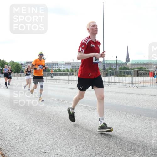 29.06.2025 - hella hamburg halbmarathon Lena Gebhardt http://msf.ph/oto/8367916 29.06.2025 10:14:38 Lombardsbrücke 17975, 10610, 8, 8, 300, 1071, 1406, 1728, 2046, 2494, 2601, 2690, 2990, 3020, 3025, 3154, 3454, 3691, 3756, 3834, 3939, 5191, 5608, 5670, 5981, 6028, 6083, 6089, 6366, 6935, 7195, 7209, 7439, 7442, 7802, 7840, 7991, 8001, 8055, 8147, 8409, 8755, 8892, 9173, 9556, 9663, 9709, 9845, 10224, 10391, 10610, 10963, 12467, 13237, 13285, 14488, 16126 meine-sportfotos.de